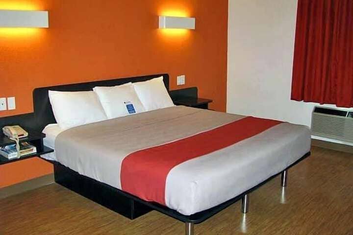 Room 17 of 28
