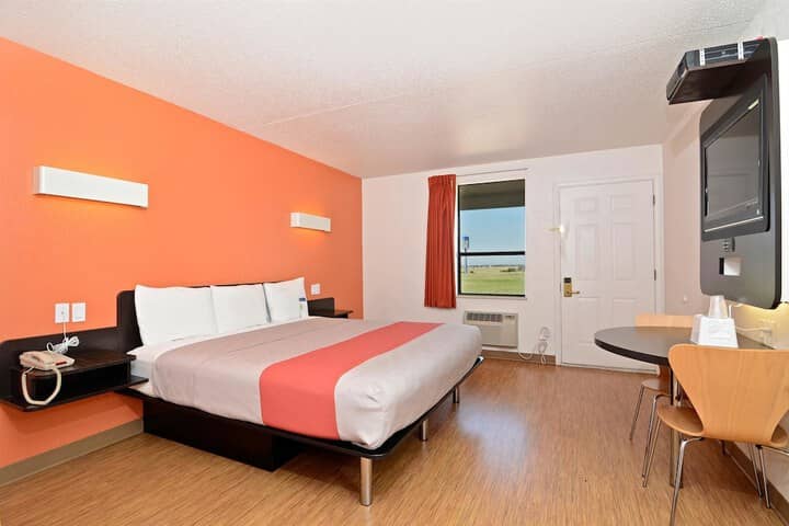 Room 10 of 28